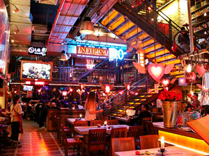 Interior colorido de Andrés Carne de Res.