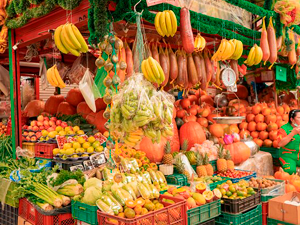 Puesto de frutas y productos frescos en la Plaza de Paloquemao.