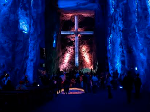 Interior iluminado de la Catedral de Sal de Zipaquirá.